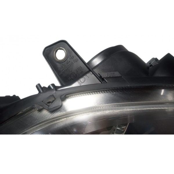 Farol Fiat Bravo 2012 Par Com Detalhe Recuperado